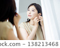 一個女人看著鏡子並做好準備 138213468