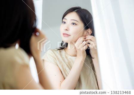 一個女人看著鏡子並做好準備 138213468