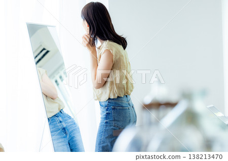 一個女人看著鏡子並做好準備 138213470