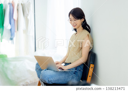 在家遠程辦公的年輕女子 138213471