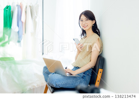在家遠程辦公的年輕女子 138213474