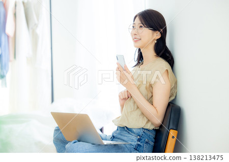 一個操作智能手機的年輕女子 138213475