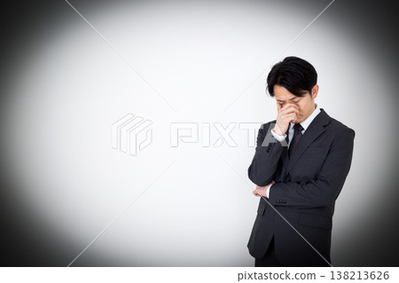 憂鬱的中年男性商人 138213626