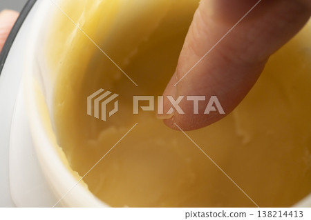 女人化妝的手；化妝的手；蠟。 138214413