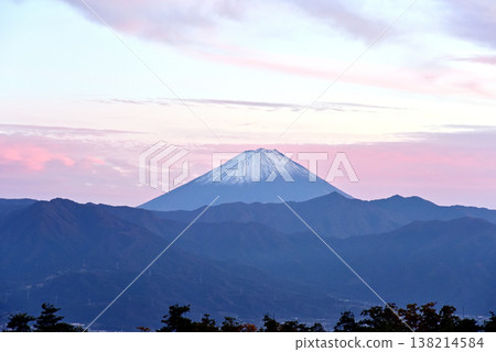 At dusk, Mount Fuji can be seen across the Kofu Basin. 138214584