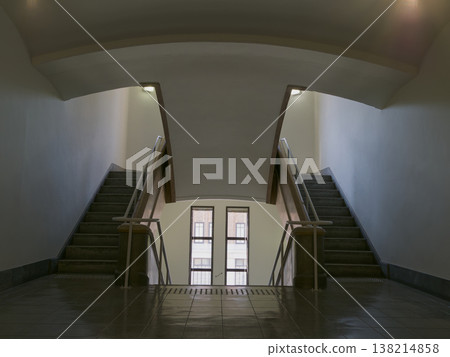 老建築內的樓梯 老建築內的樓梯 138214858