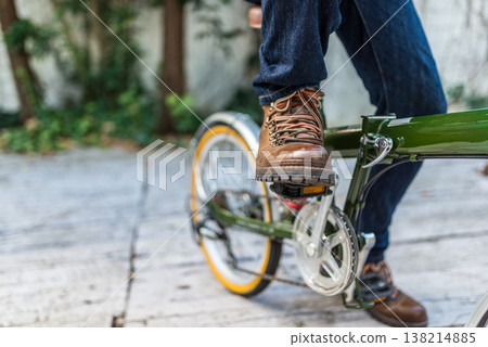 騎折疊自行車的人穿的靴子 138214885