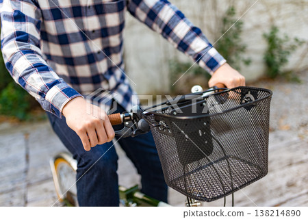 一名男子緊握自行車車把。 138214890