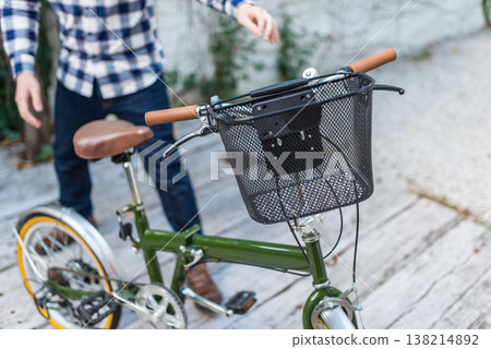 一名男子準備騎上一輛折疊自行車 138214892