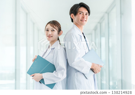 身穿白色實驗服的男女工作人員(製藥公司、研究機構)。 身穿白色實驗服的男女工作人員(製藥公司、研究機構)。 138214928