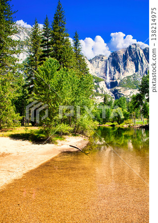 優勝美地國家公園的優勝美地瀑佈景色壯麗 138214975