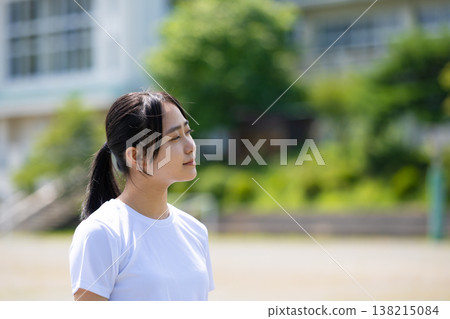 一名身穿運動服的高中女生凝視著遠方。 一名身穿運動服的高中女生凝視著遠方。 138215084