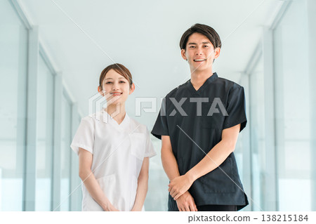 穿著工作服的醫護人員、醫護人員、男醫師和穿白大褂的女護士 穿著工作服的醫護人員、醫護人員、男醫師和穿白大褂的女護士 138215184