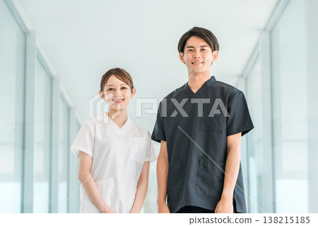 穿著工作服的醫護人員、醫護人員、男醫師和穿白大褂的女護士 138215185