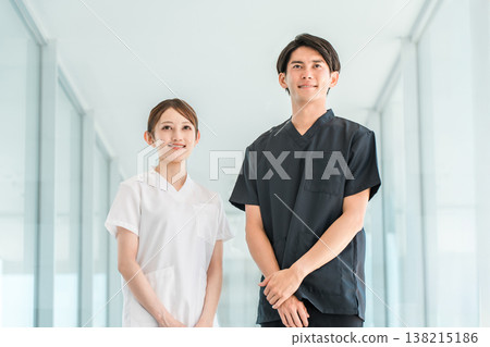 穿著工作服的醫護人員、醫護人員、男醫師和穿白大褂的女護士 穿著工作服的醫護人員、醫護人員、男醫師和穿白大褂的女護士 138215186