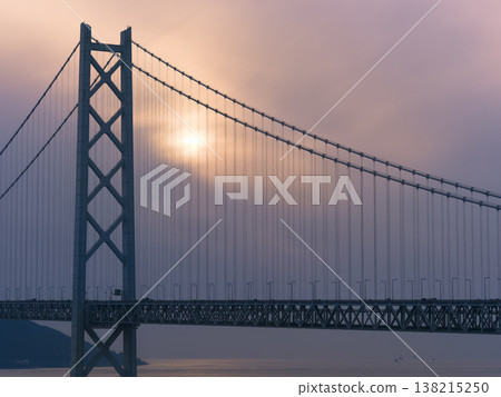 夕陽下的明石海峽大橋 / 日本明石海峽大橋 夕陽下的明石海峽大橋 / 日本明石海峽大橋 138215250