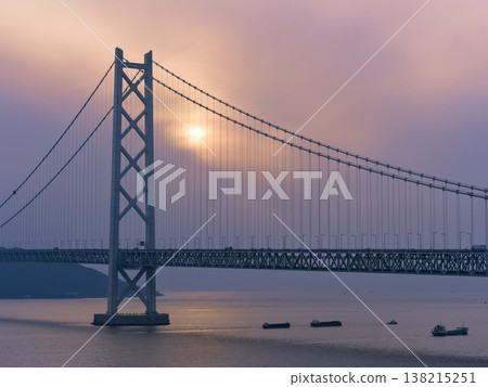 夕陽下的明石海峽大橋 / 日本明石海峽大橋 夕陽下的明石海峽大橋 / 日本明石海峽大橋 138215251