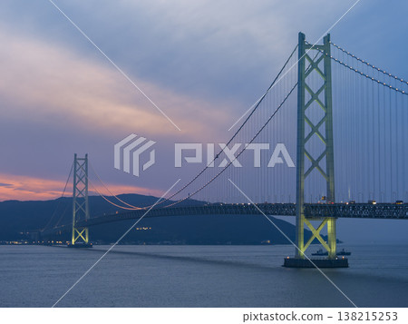 Akashi Kaikyo Bridge at sunset / Japan Akashi Kaikyo Bridge at sunset / Japan 138215253