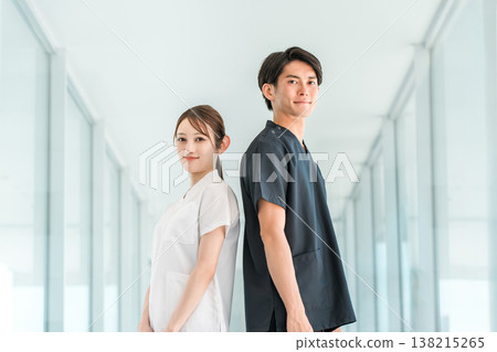 穿著工作服的醫護人員、醫護人員、男醫師和穿白大褂的女護士 穿著工作服的醫護人員、醫護人員、男醫師和穿白大褂的女護士 138215265