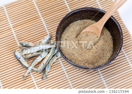 乾沙丁魚粉和國產小型食用魚類，鯷魚。 138215594