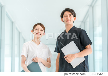 穿著工作服的醫護人員、醫護人員、男醫師和穿白大褂的女護士 138215645