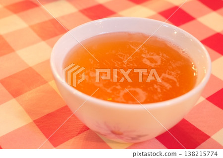 鋪著紅色格紋桌布的無酒精蘋果酒 鋪著紅色格紋桌布的無酒精蘋果酒 138215774