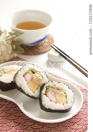 厚厚的壽司捲和茶 138215806