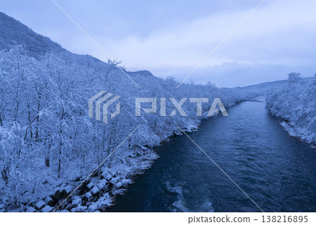 北海道的冬天:二木町的雪景和潺潺的河流。 北海道的冬天:二木町的雪景和潺潺的河流。 138216895
