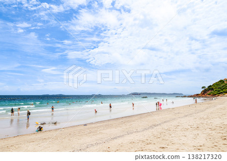 湛藍天空下的海灘 湛藍天空下的海灘 138217320