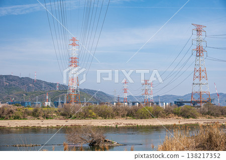 大阪府高槻市淀川右岸的輸電塔。 138217352