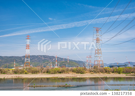 大阪府高槻市淀川右岸的輸電塔。 138217358