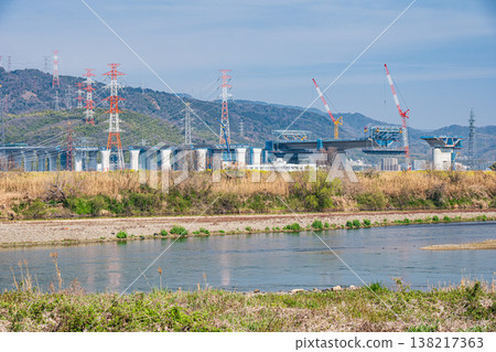 新名神高速公路正在大阪府高槻市淀川右岸興建中。 138217363