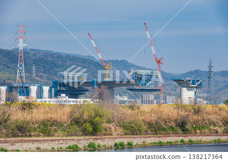 Construction of the Shin-Meishin Expressway is underway on the right bank of the Yodo River in Takatsuki City, Osaka Prefecture. 138217364