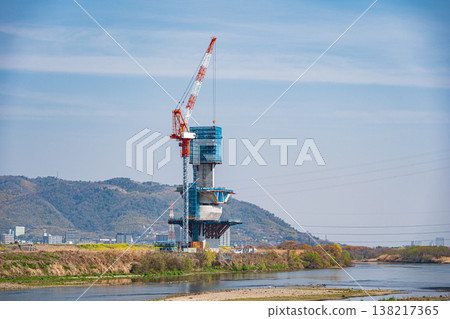 正在興建中的新名神高速公路橋墩矗立在淀川河床上。大阪府高槻市；大阪府枚方市。 138217365