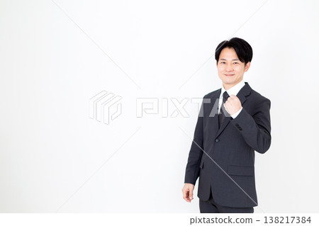 Middle male businessman to pose a guts 138217384