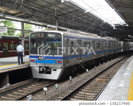 京急品川站,列車員正準備發車。 京急品川站,列車員正準備發車。 138217400