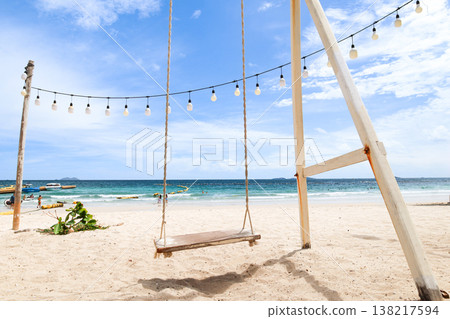 一片擁有藍天和鞦韆的海灘 138217594