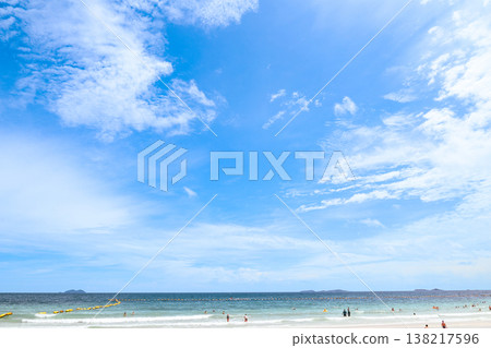 晴空萬裡下的海灘－海岸風光 138217596