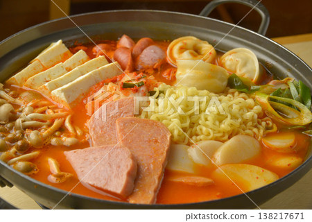 A slightly spicy sundubu stew with plenty of ingredients. 138217671