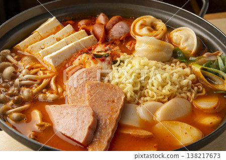 A slightly spicy sundubu stew with plenty of ingredients. 138217673
