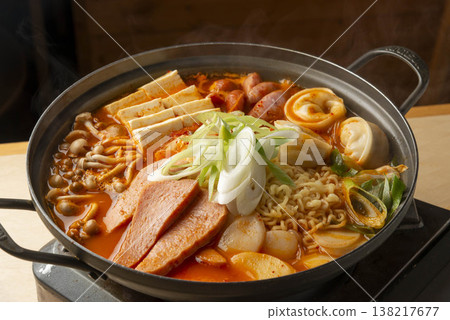 略帶辛辣味、配料豐富的嫩豆腐湯。 略帶辛辣味、配料豐富的嫩豆腐湯。 138217677