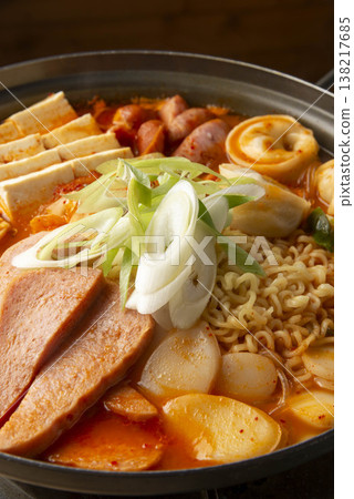 A slightly spicy sundubu stew with plenty of ingredients. 138217685