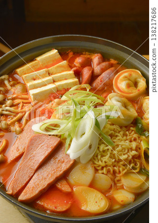 A slightly spicy sundubu stew with plenty of ingredients. 138217686