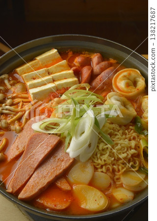 略帶辛辣味、配料豐富的嫩豆腐湯。 略帶辛辣味、配料豐富的嫩豆腐湯。 138217687