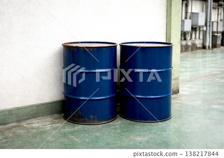 工廠裡一排排藍色油桶整齊排列。 138217844