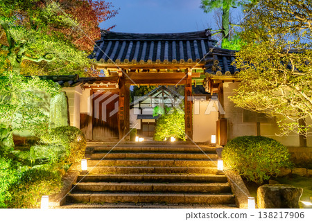 京都，東山仙佑寺分寺雲龍院（琉璃山），正門，秋葉，楓樹，燈光璀璨。 138217906