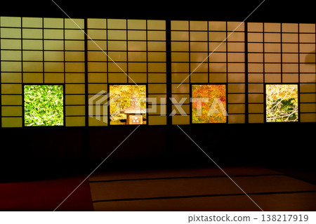 京都東山仙佑寺分寺雲龍院（琉璃山），蓮華之間：透過四組賞雪障子門，欣賞秋葉映照下的色紙景色。 138217919
