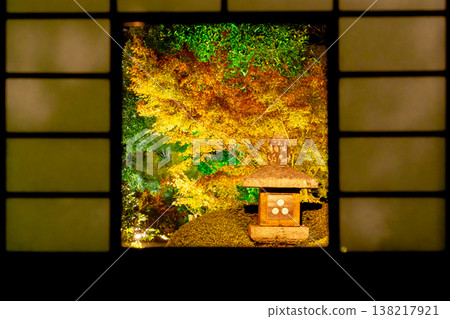 京都東山仙佑寺分寺雲龍院(琉璃山),蓮華之間:透過四組賞雪障子門,欣賞秋葉映照下的色紙景色。 京都東山仙佑寺分寺雲龍院(琉璃山),蓮華之間:透過四組賞雪障子門,欣賞秋葉映照下的色紙景色。 138217921