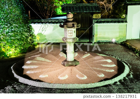 京都東山千春寺分寺雲龍院(琉璃山):黎明殿前院的石燈籠(德川慶喜捐贈)被點亮。 京都東山千春寺分寺雲龍院(琉璃山):黎明殿前院的石燈籠(德川慶喜捐贈)被點亮。 138217931