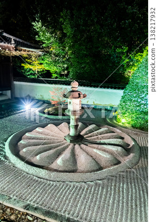 Kyoto, Higashiyama Sennyu-ji Temple's branch temple, Unryu-in (Rurizan): Stone lantern in the courtyard in front of the Reimei-den (donated by Tokugawa Yoshinobu) illuminated. Kyoto, Higashiyama Sennyu-ji Temple's branch temple, Unryu-in (Rurizan): Stone lantern in the courtyard in front of the Reimei-den (donated by Tokugawa Yoshinobu) illuminated. 138217932